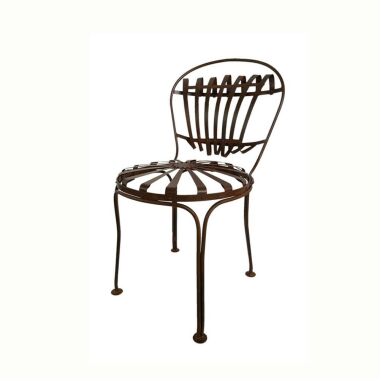 Stilvoller Stuhl für den Garten nostalgisch