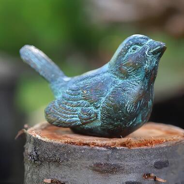 Grabschmuck Sockel & Vogelfigur als Grabschmuck aus Bronze mit Patina Kofi
