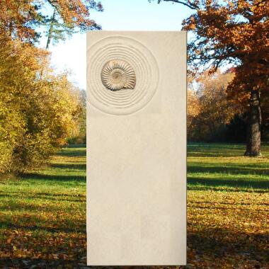 Einzigartiger Urnengrab Grabstein aus Kalkstein mit Ammonit Nambu