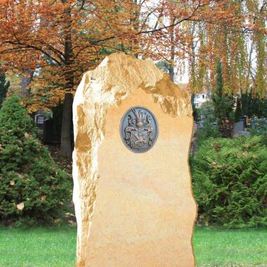 Rustikaler Urnengrab Grabstein mit Wappen Heraldik Bronzewappen