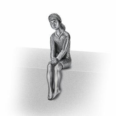 Betendes Mädchen sitzende Grabfigur aus Bronze