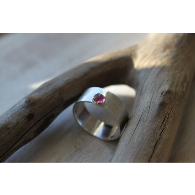 Gehämmerter Bandring Aus Silber Mit Mattierter Oberfläche Pinkfarbenem
