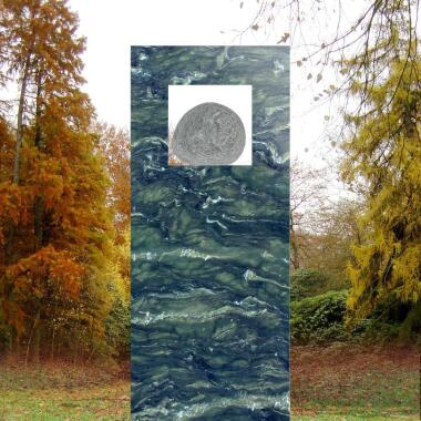 Grabstein aus Granit mit Felsen & Grabstein grün mit Findling Stein Cartus