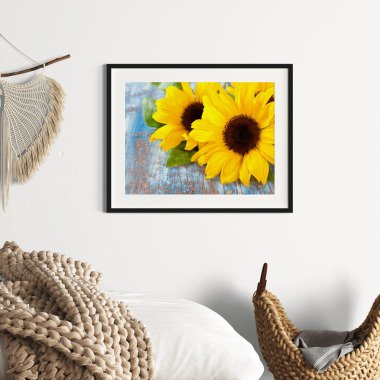 Sonnenblumen auf Holztisch, Gerahmtes Bild
