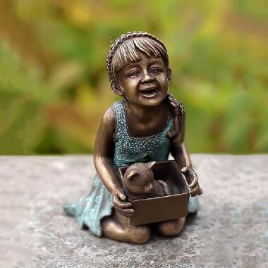 Lachendes Mädchen mit Kätzchen im Karton Bronze Grabfigur Josi