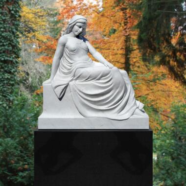 Urnengrabstein aus Granit mit Figur & Edler Urnengrabstein mit Marmor Skulptur Frau Sofia