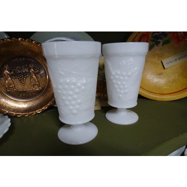 Vintage Zwei Weiße Milchglas-Trauben-Design-Vasen
