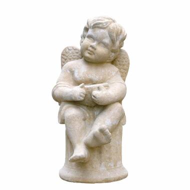 Engel Figur in Beige & Niedlicher Engel auf Sockel sitzend zur Grabdekoration