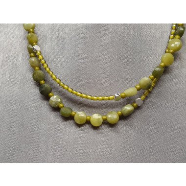 Olivgrüne Halskette Aus Jadesteinen Und Glasperlen, Die in Zwei Parallelen