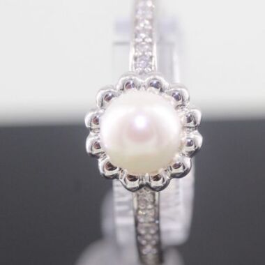 Verlobungsring mit Perle und Brillanten aus Weißgold