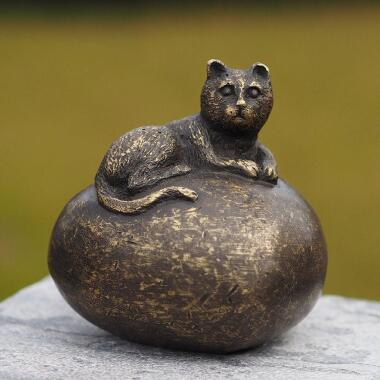 Grabstein für Katze & Bronze Katze auf Stein wacht über die Umgebung
