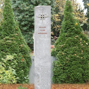 Einzelgrab Grabstele Naturstein mit Kreuz Credo