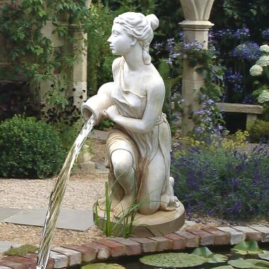 Skulptur Frau mit Krug Wasserspeier Nympha