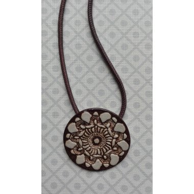 Halskette Mit Amulett, Keramikanhänger Kastanienbraunem Und Cremefarbenen