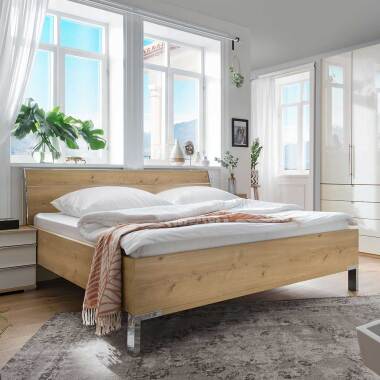 Großes Bett in Eiche Bianco und Chromfarben