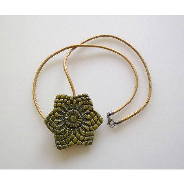 Halskette, Keramikanhänger Mit Blütenmotiv in Spiegelgrün