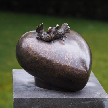 Grabschmuck Herz in Gold & Turtelnde Tauben sitzen auf Herz Bronze Grabskulptur