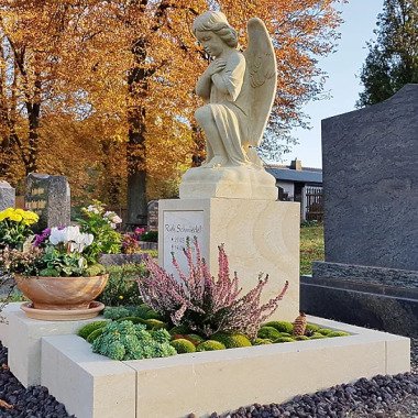Grabstein aus Sandstein & Grabmal mit betendem Engel