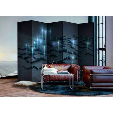 Moderne Wandregal & Spanische Wand mit geometrischen Formen im Lichtschein