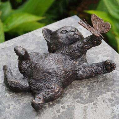 Spielender Katzenwelpe mit Schmetterling aus Bronze Katzenwelpe Kitta