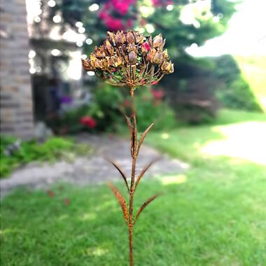 Einzigartige Metallfigur Blume als Gartendeko