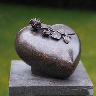 Herz Grabfigur mit Rosenblüten aus Bronze Rosenherz