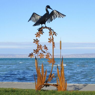 Komoran Vogelfigur sitzt auf Schilf Metallskulptur