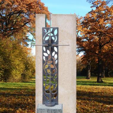Heller Doppelgrabstein Kalkstein mit Bronze Kreuz Saint-Gilles