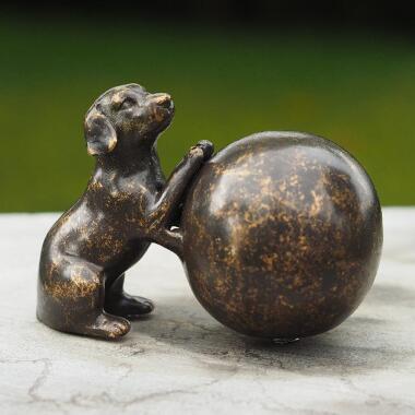 Kleiner Hund mit Kugel Grabfigur aus Bronze Wachender Hund