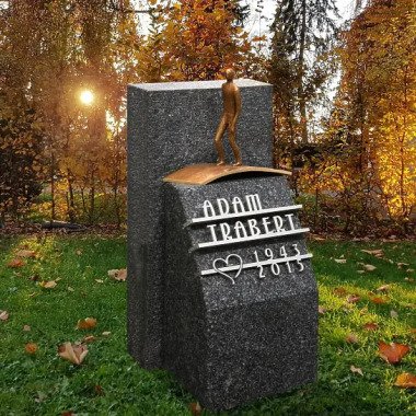 Günstiger Grabstein in Gold & Kleiner Grabstein für ein Urnengrab mit Bronze Figur Memento Nigra