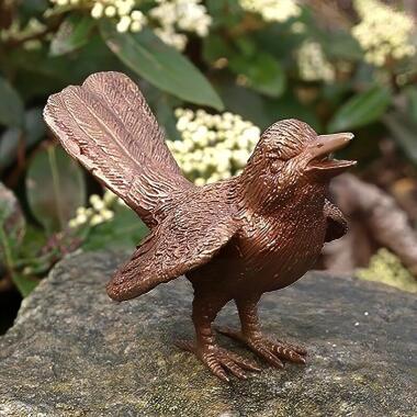 Befestigung für Grablaterne aus Bronze & Zwitschernde Vogelfigur aus Bronzeguss
