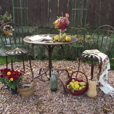 Nostalgisches Gartenmöbelset mit Tisch und