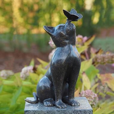 Sitzende Katze mit Schmetterling Bronzestatue