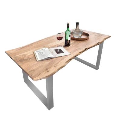 Tisch aus Akazie Massivholz und Stahl Baumkante