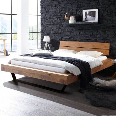 Niedriges Bett aus Wildeiche Massivholz und