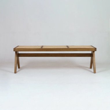 Sitzbank aus Holz und Korbgeflecht