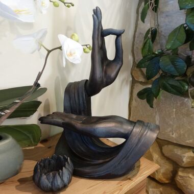 Meditative Steinguss Handgeste mit Blüte