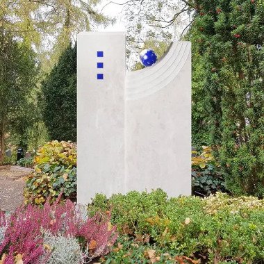 Urnengrabstein mit Glas aus Kalkstein & Urnengrabmal modern mit blauem