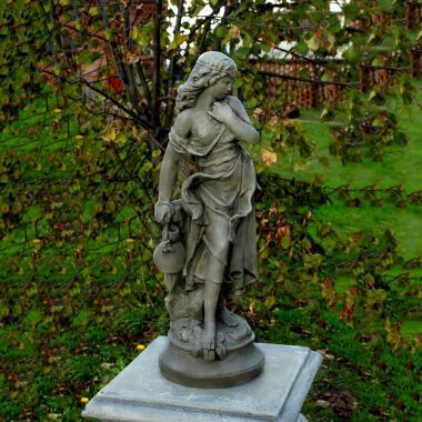 Elegante Steinguss Mädchen Skulptur mit Krug