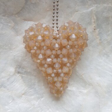 Perlenkette in Beige & Sand Opal Herz Halskette. Modeschmuck Für Sie.