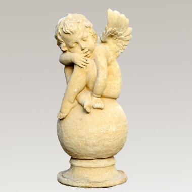 Garten Engel Skulptur mit Kugel Amor / Portland weiß