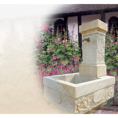 Brunnen aus Sandstein für den Garten bei Stilvolle Gartenskulpturen