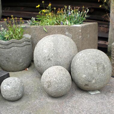 Garten Steinkugel aus Basanit Tatonga / 30cm