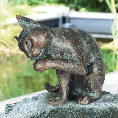 Sitzende Katze aus Bronze als Gartenfigur