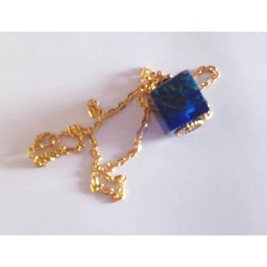 D001 Goldfarbige Halskette Mit Einem Blauen Würfel Aus Resin. Handarbeit.