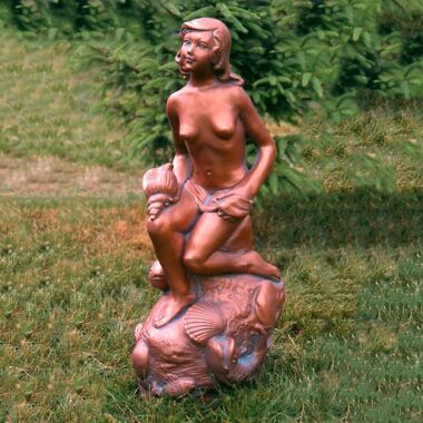 Junge Frau mit Muscheln Steinguss Skulptur