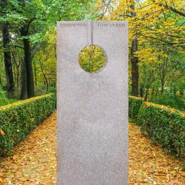 Einzelgrabstein aus Granit New Rosa mit runder Öffnung Raphael Moderno