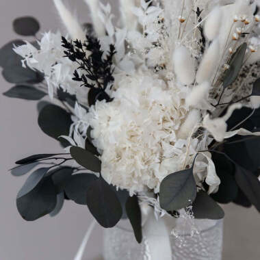 Trockenblumen-Brautstrauß mit Hortensie und