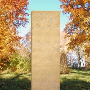 Steinmetz Grabstein für Doppelgrab aus Kalkstein mit Muster Elytis