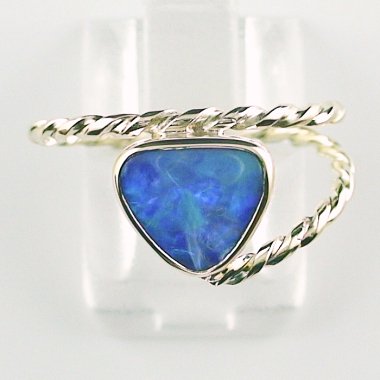14k 585er Goldring mit blauem 0,71 ct Black Crystal Opal 